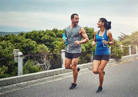 How to Carry Water Bottle While Running: A Symphony of Hydration and Motion