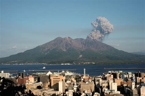 鹿児島 転職 正社員 ～なぜ鹿児島の正社員転職は桜島のように熱いのか？～